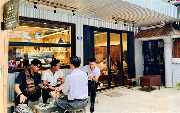 Кофе Là Việt в Ханое. Là Việt Coffee хочет продвигать свою продукцию с туристической моделью по всему Вьетнаму, когда путешествия возобновляются после пандемии.